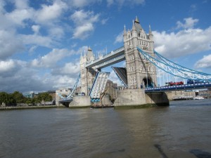 Quelle chance de tomber sur le Tower Bridge ouvert, Londres, Septembre 2011