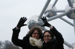 Marie-Anne et moi devant l'Atomium