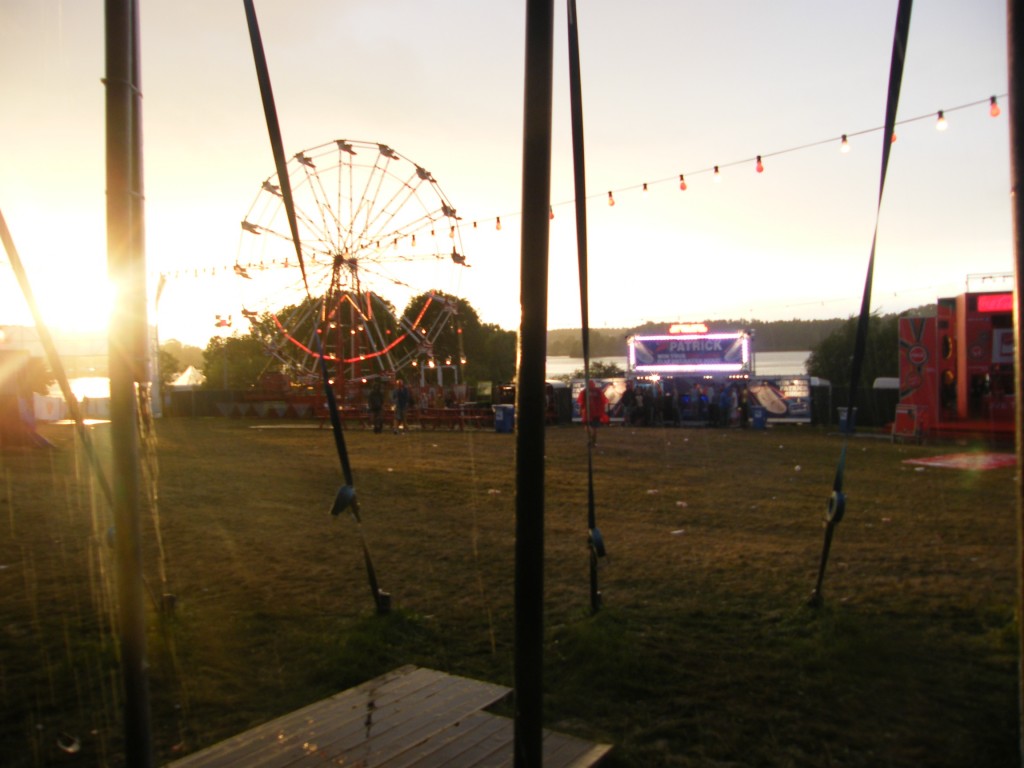 La pluie a chassé les festivaliers pour quelques instants