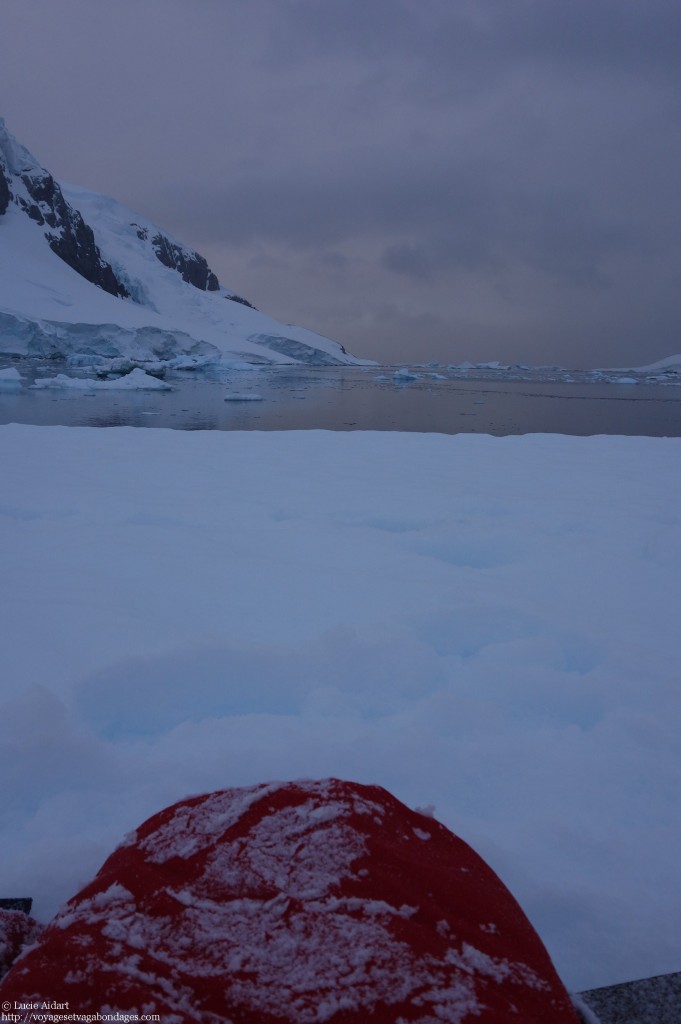 Lever de soleil sur l'Antarctique depuis mon sac de couchage - Faire du camping en Antarctique