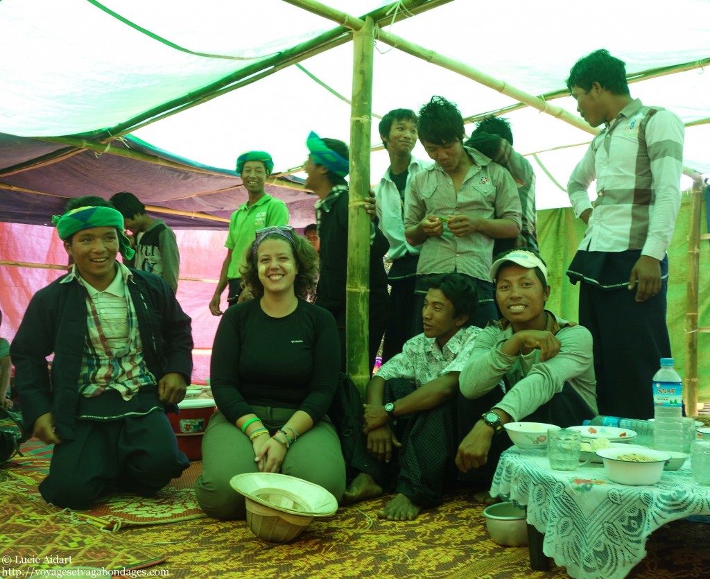 Le quotidien d'un voyage en solo, rencontres avec toute une équipée d'hommes en Birmanie