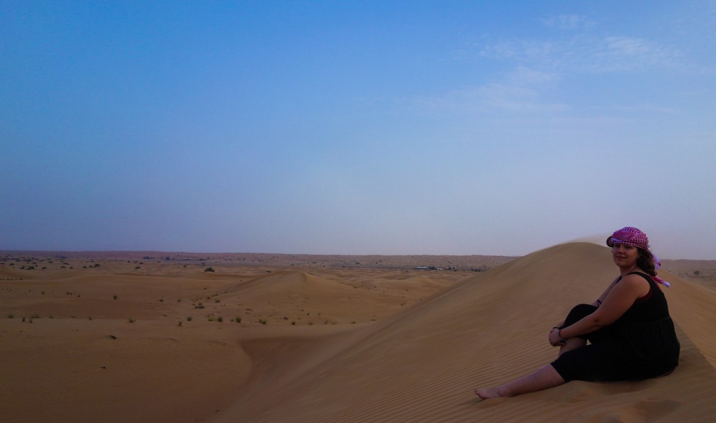 Pensive lors d'une excursion dans le désert de Dubaï
