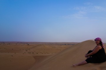 Pensive lors d'une excursion dans le désert de Dubaï