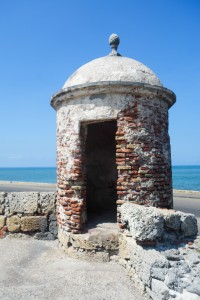 Sur les murs de la citadelle à Carthagène des Indes, voyage en Colombie
