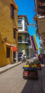 Sur les murs de la citadelle à Carthagène des Indes, voyage en Colombie, vue sur les couleurs de Cartagena