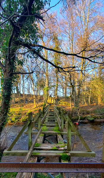 Faire le pont, revenir à soi, passer le pont et devenir soi - Un pont en forêt de Newbattle, Dalkeith, Ecosse - Le pont d'ancrage de ma cérémonie de récupération d'âme