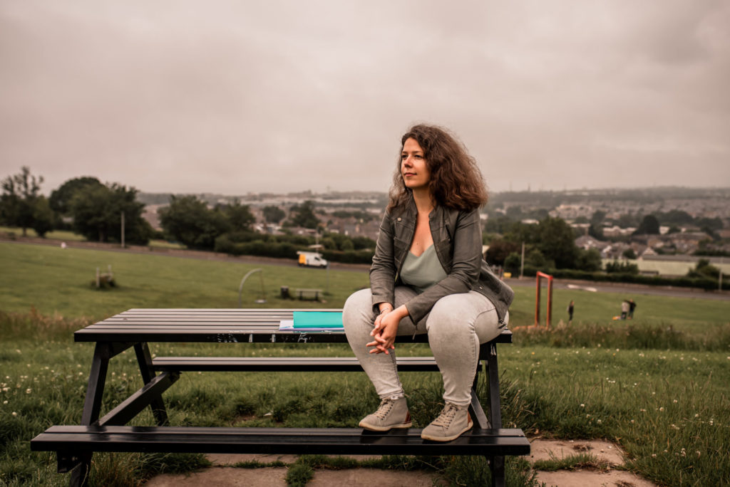 Lucie Aidart, auteure et scénariste, écris dans son parc préféré à Edimbourg en Ecosse