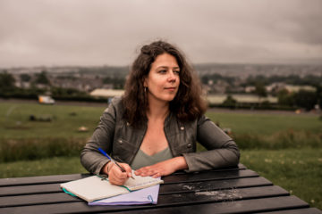 Lucie Aidart, autrice, scénariste, guide de créativité et Dharma, mission de vie, en pleine session d'écriture à Edimbourg en Ecosse