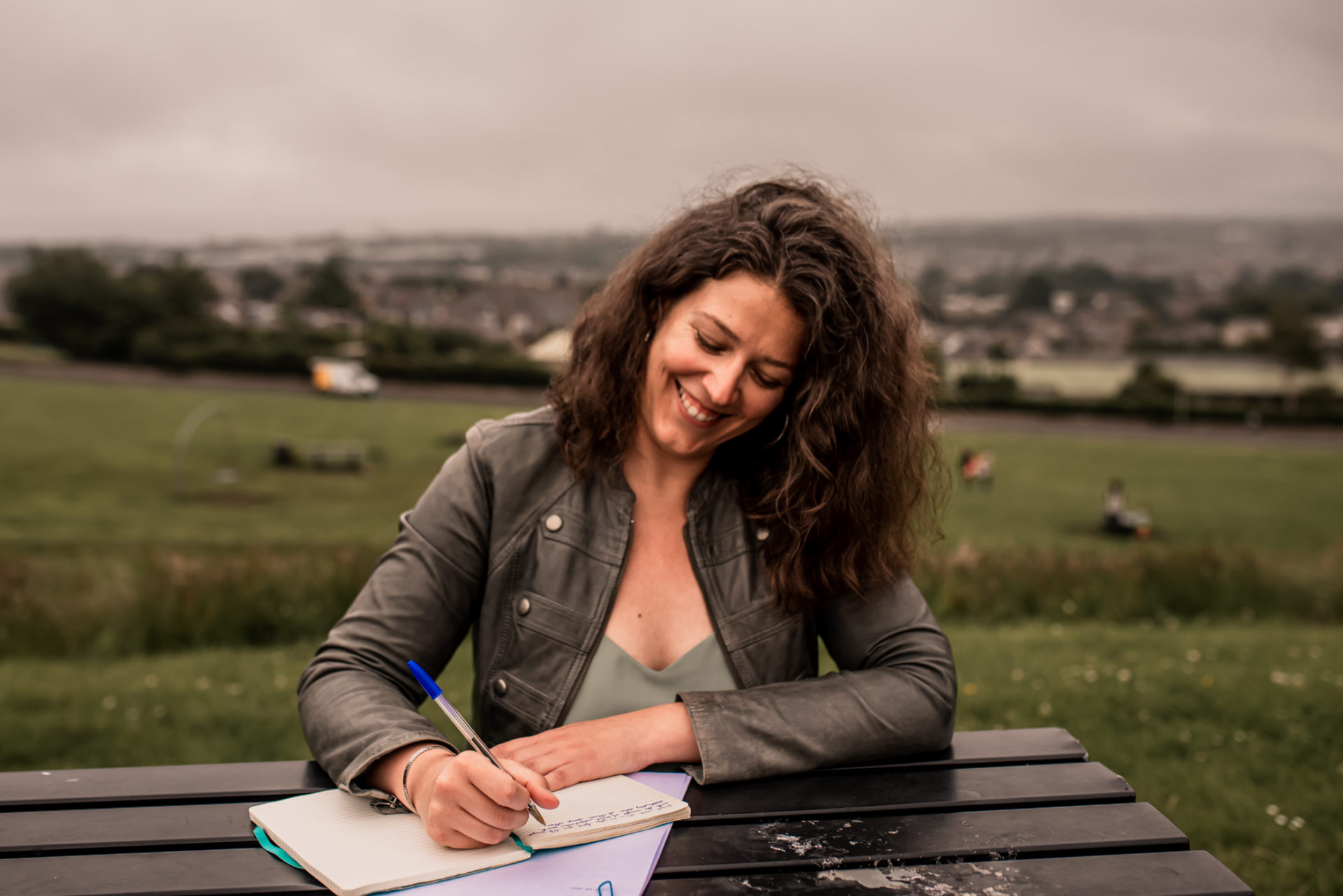 Lucie Aidart, blogueuse de voyage, auteure et scénariste, coach, écris et réinvente son monde dans son parc préféré à Edimbourg en Ecosse
