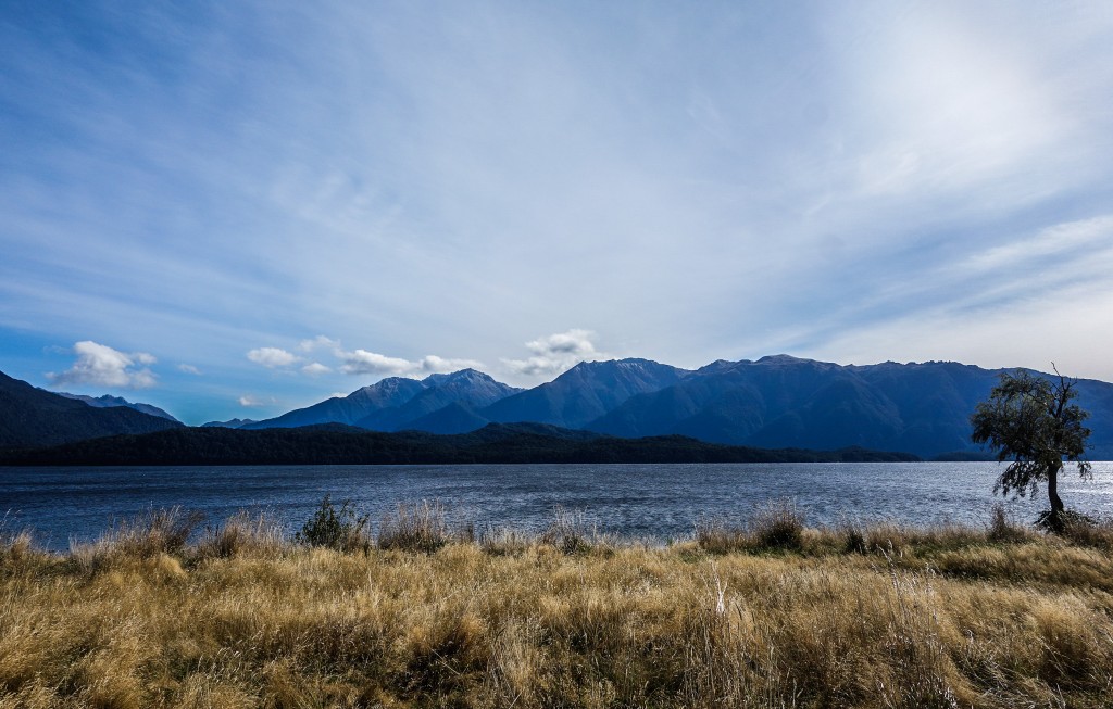 Les abords de la rivière à Te Anau, Nouvelle-Zélande, par Voyages et Vagabondages