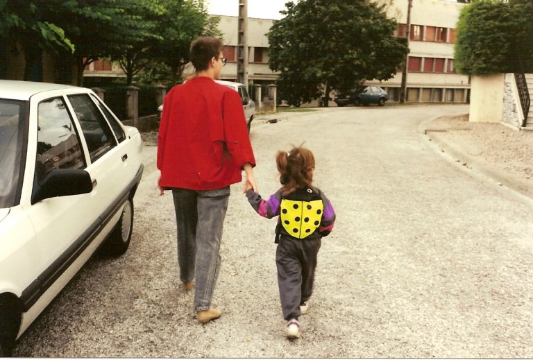 En route pour l'école, premiers pas nomades avec ma maman