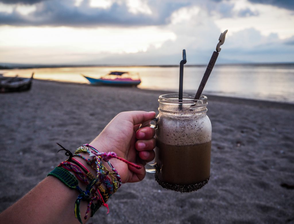 Le quotidien d'un voyage en solo, café froid en solo sur la plage à Flores en Indonésie