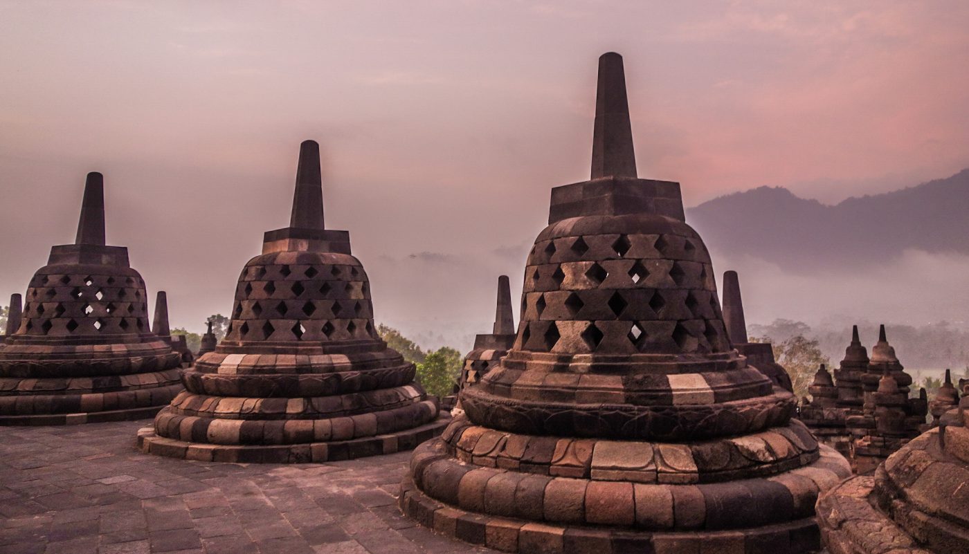 Voir le lever du soleil sur le temple de Borbudur à Java en Indonésie