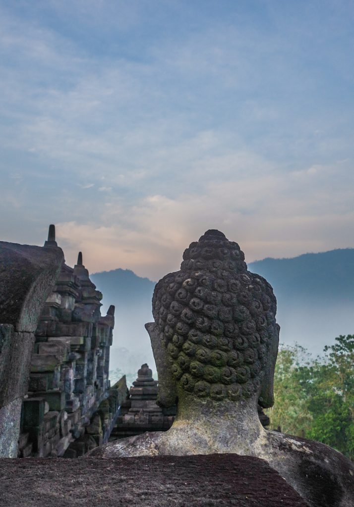 Voir le lever du soleil au temple de Borobudur à Java en Indonésie