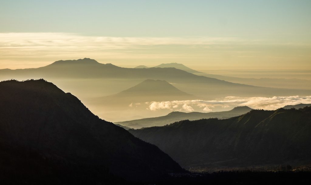 Lever du soleil sur le Mont Bromo sur l'île de Java en Indonésie