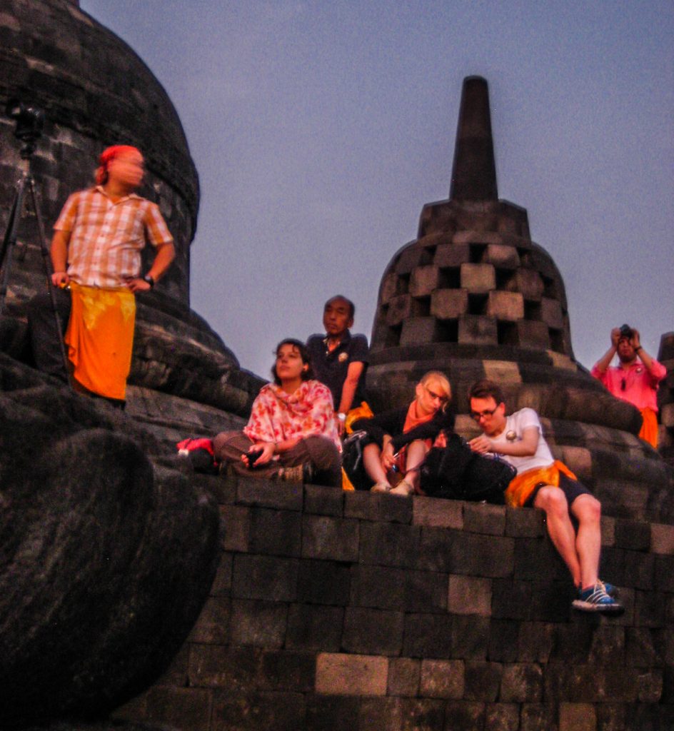 Voir le lever du soleil sur le temple de Borbudur à Java en Indonésie