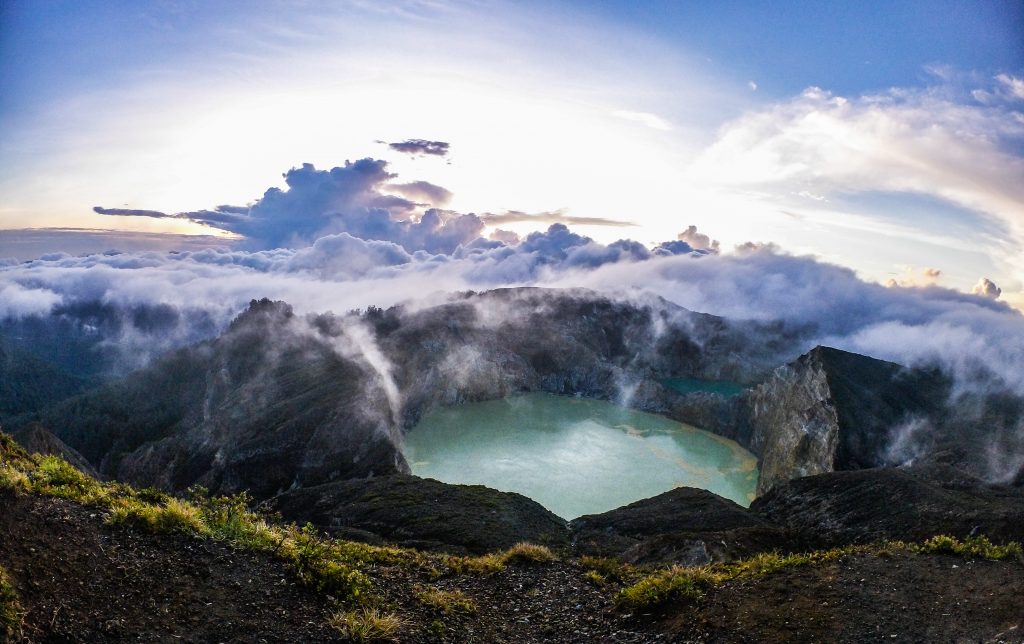 Lever de soleil sur le volcan Kelimutu sur l'île de Flores en Indonésie