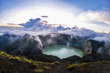 Lever de soleil sur le volcan Kelimutu sur l'île de Flores en Indonésie