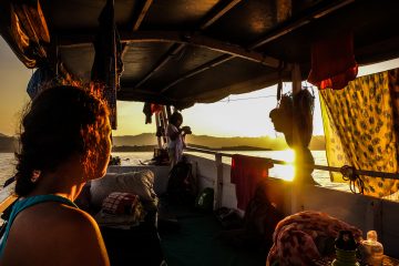 Lever du soleil sur le Parc National de Komodo, à Flores en Indonésie