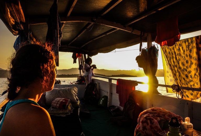 Lever du soleil sur le Parc National de Komodo, à Flores en Indonésie