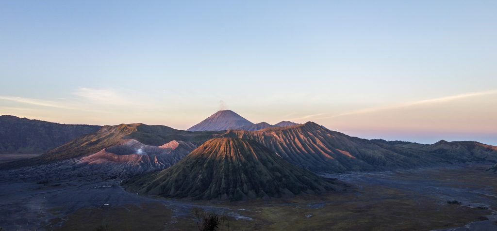 Lever du soleil sur le Mont Bromo sur l'île de Java en Indonésie