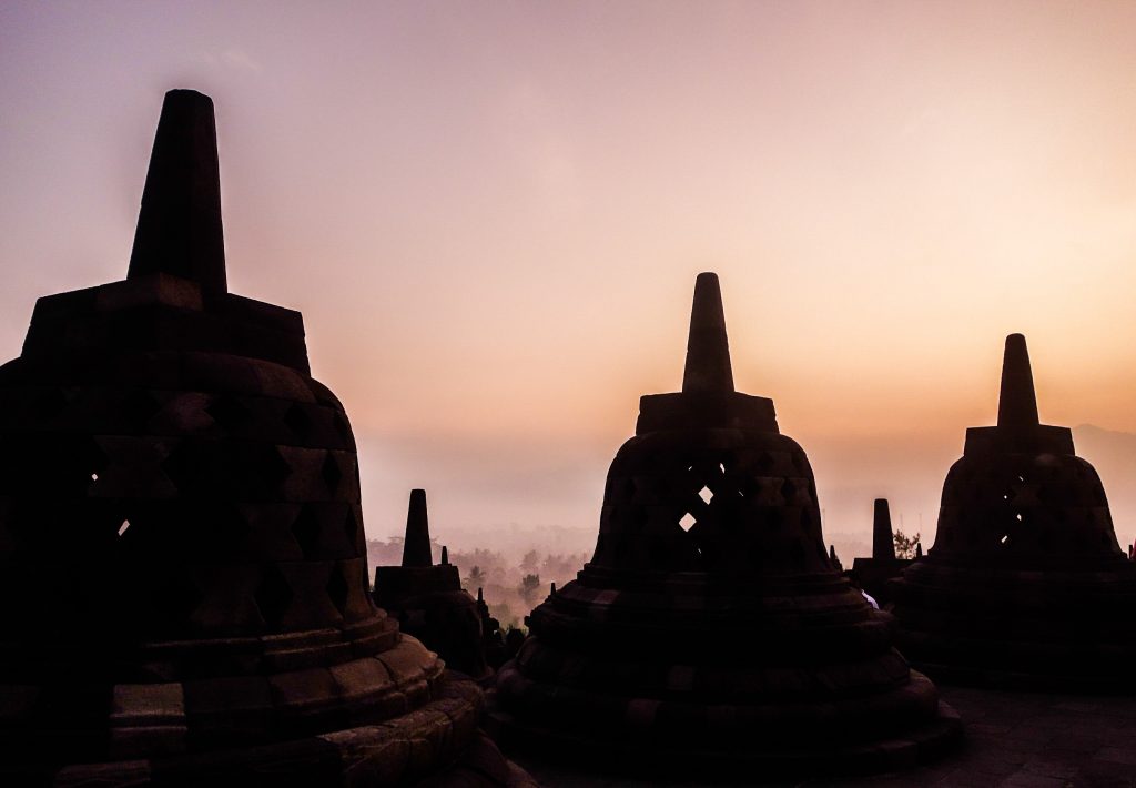 Voir le lever du soleil sur le temple de Borbudur à Java en Indonésie
