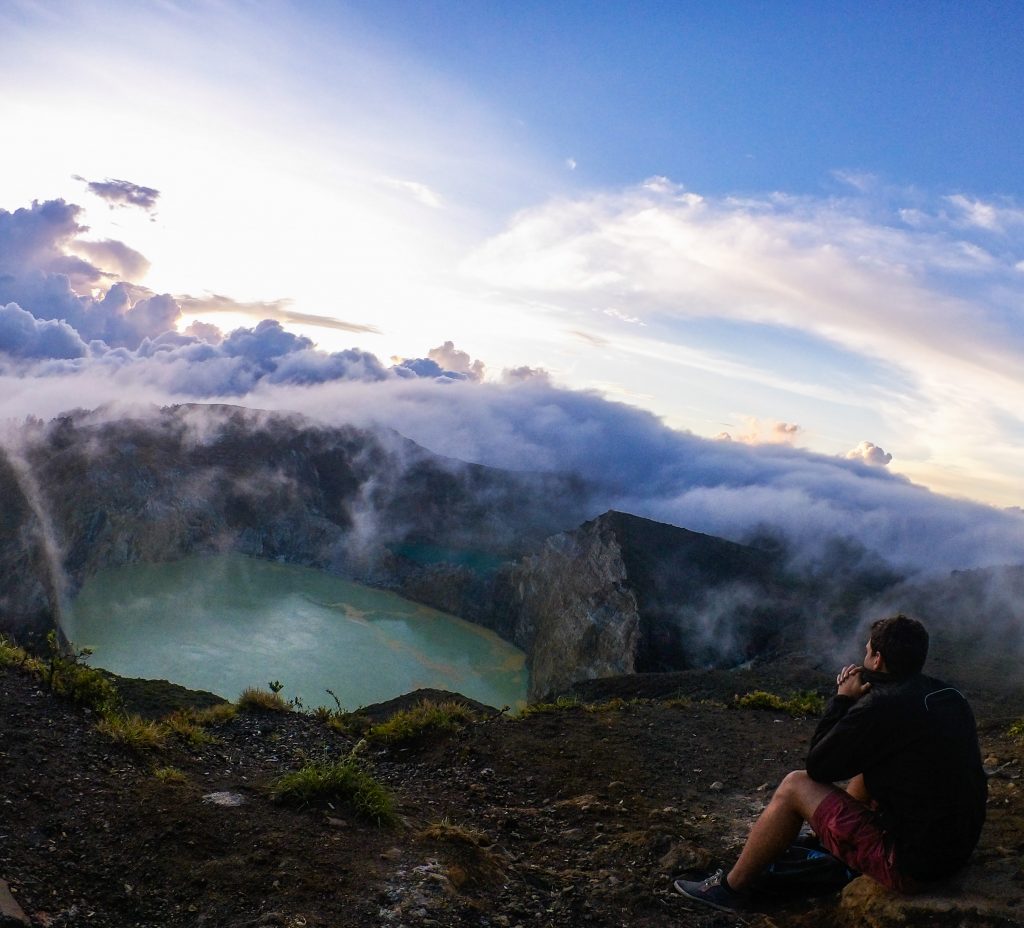 Voyager en Indonésie hors des sentiers battus: voir le lever du soleil sur le volcan Kelimutu sur l'île de Flores