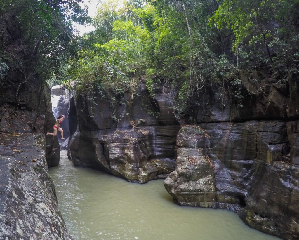 Voyager en Indonésie hors des sentiers battus: sauter d'en haut d'une cascade sur l'île de Flores