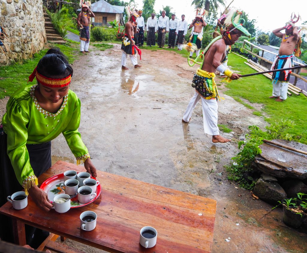 Voyager en Indonésie hors des sentiers battus: cérémonie de bienvenue au village Melo