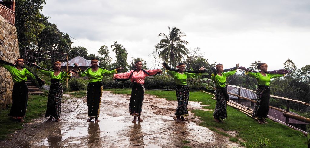 Voyager en Indonésie hors des sentiers battus: danse Caci au village Melo