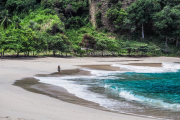Voyager en Indonésie hors des sentiers battus: la plage de Koka à Maumere sur l'île de Flores