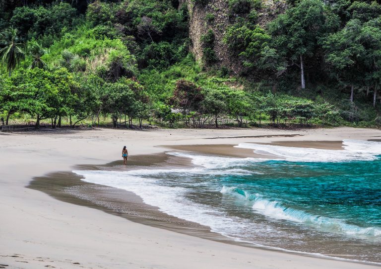 Voyager en Indonésie hors des sentiers battus: la plage de Koka à Maumere sur l'île de Flores