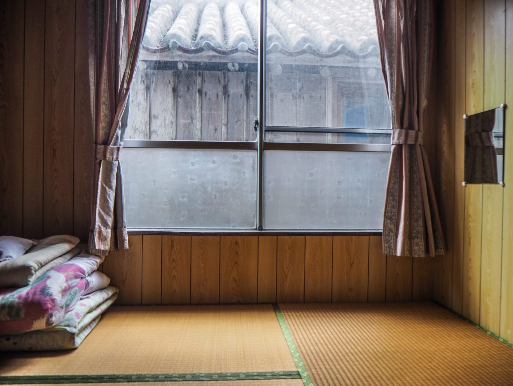 Une expérience traditionnelle et unique au Japon: dormir dans une guesthouse traditionnelle sur l'île de Taketomi à Okinawa