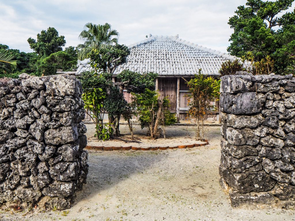 Taketomi, une île traditionnelle et paradisiaque, dans l'archipel de Yaeyama à Okinawa, Japon