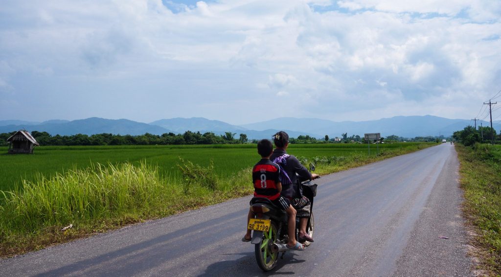 Scooter au Laos - Passage de la frontière terrestre de la Chine au Laos, entre Xishuangbanna et Luang Namtha - Récit et retour d'expérience. Tour du monde - Bienvenue au Laos
