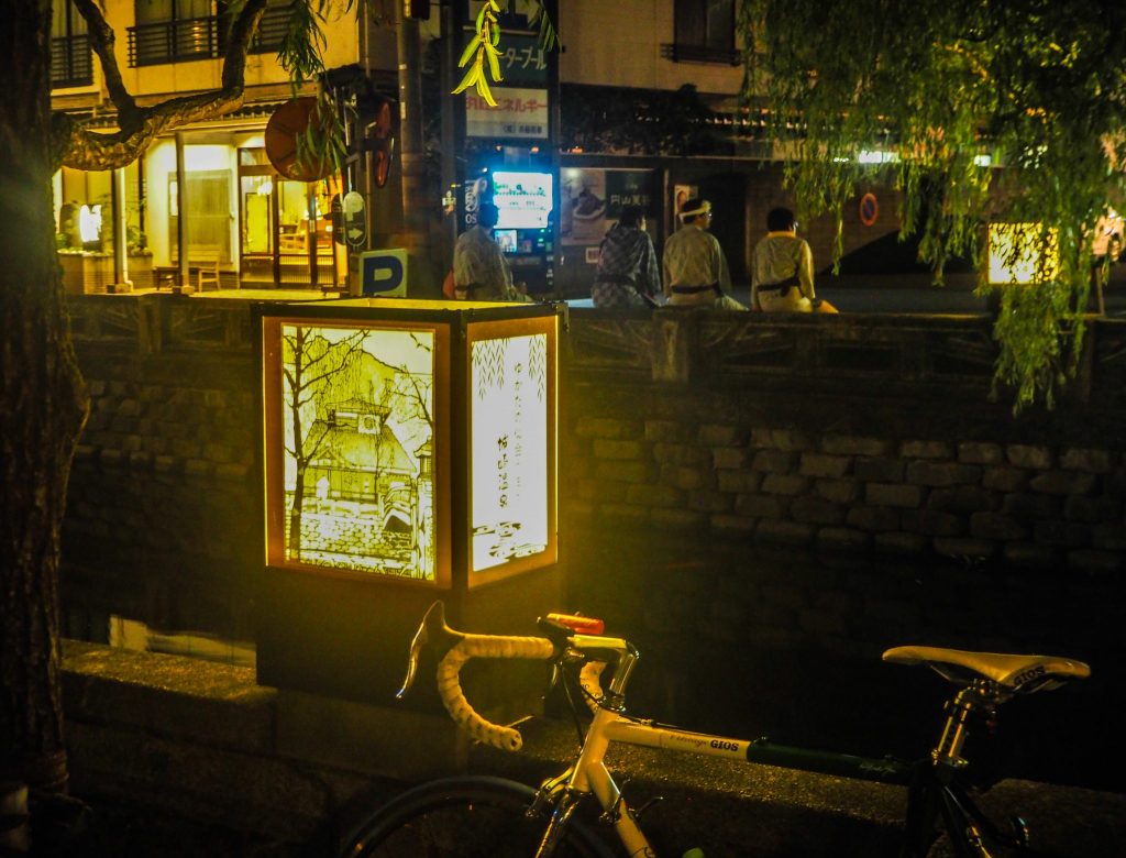 Kinosaki-onsen de nuit - Vivre l'expérience du ryokan et de l'onsen à Kinosaki : Nishimuraya Honkan
