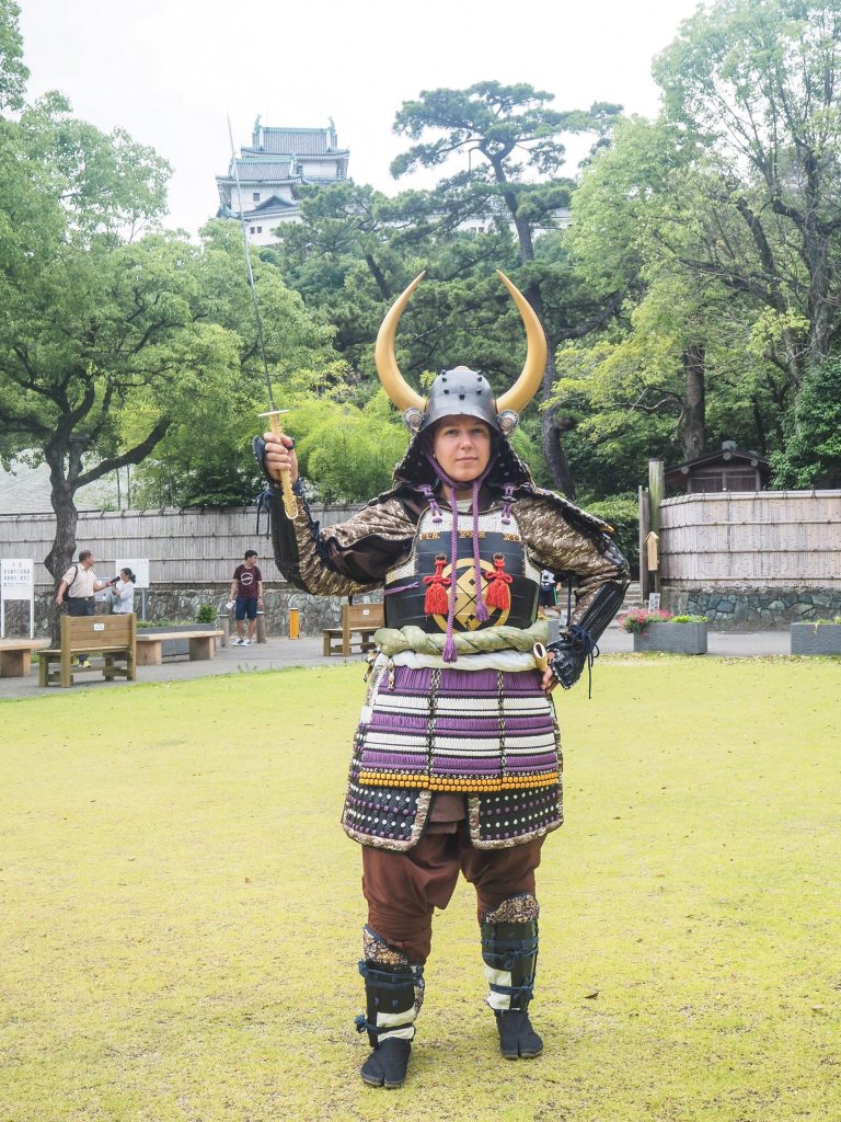 S'habiller en armure de samouraï pour visiter le château de Wakayama