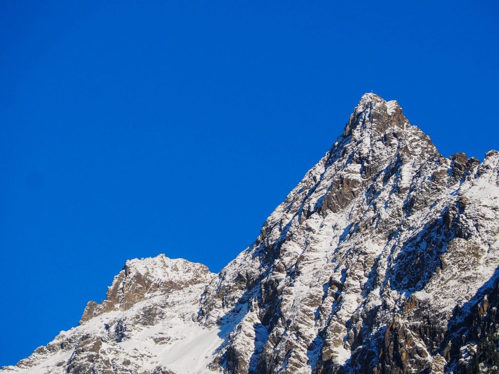 Sommets enneigés et ciel bleu à Ötztal - Un voyage en Autriche d'aventure et d'adrénaline: repousser et tester ses limites au tyrol
