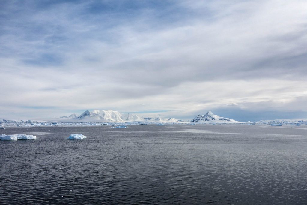 Comment préparer son voyage en Antarctique? Le guide pratique complet pour tout savoir: budget, itinéraire, activités, équipement, faune, voyage responsable, quelle croisière choisir, que faire en Patagonie et où dormir à Ushuaia...