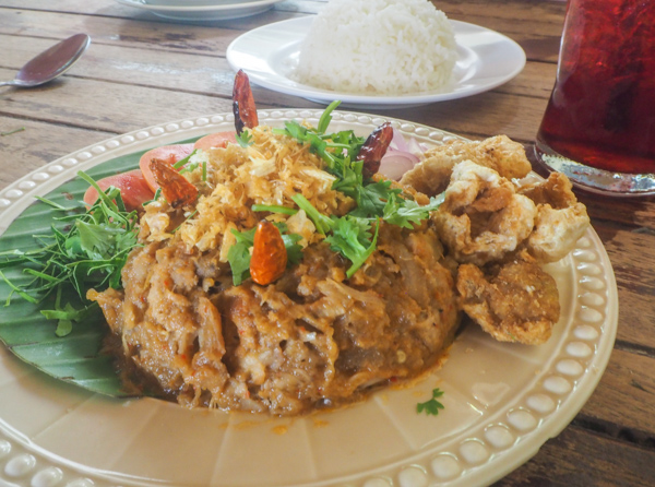 Un plat thaï à l'auberge très très très épicé à Chiang Mai - Visiter Chiang Mai : le guide pratique ultime du voyage lent et nomade à Chiang Mai en Thaïlande