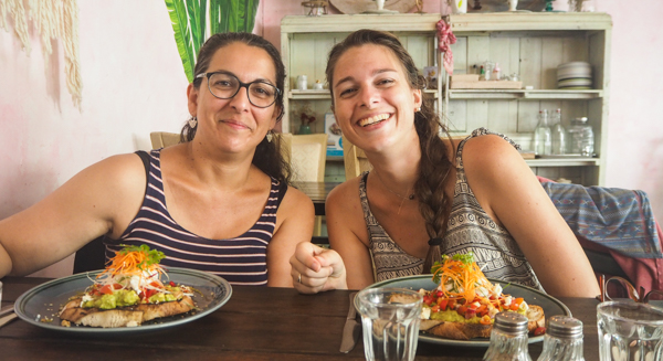 Petit-déjeuner au café rustic and Blue à Chiang Mai - Visiter Chiang Mai : le guide pratique ultime du voyage lent et nomade à Chiang Mai en Thaïlande