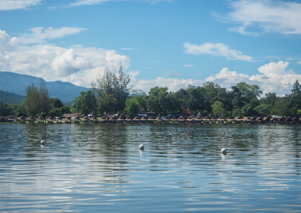 Au bord du lac Huay Tung Tao à Chiang Mai - Visiter Chiang Mai : le guide pratique ultime du voyage lent et nomade à Chiang Mai en Thaïlande