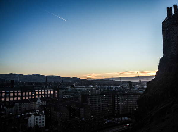 Coucher de soleil sur le château d'Edimbourg - Visiter Edimbourg en hiver - Un week-end dans la capitale écossaise: visiter Edimbourg en mode slow travel / que faire en cas de pluie Edimbourg et sur les traces d'Harry Potter à Edimbourg.