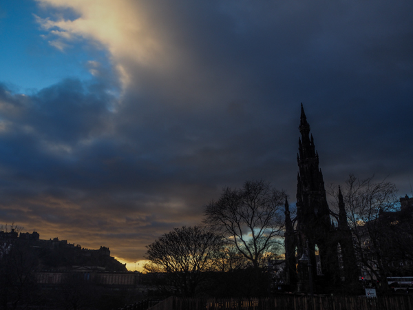 Coucher de soleil sur Edimbourg - Visiter Edimbourg en hiver - Un week-end dans la capitale écossaise: visiter Edimbourg en mode slow travel / que faire en cas de pluie Edimbourg et sur les traces d'Harry Potter à Edimbourg.