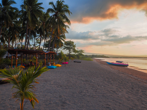 Le Coconut Garden Beach Resort à Maumere sur l'île de Flores: mon petit coin de paradis en Indonésie. Découvrez un paisible eco-resort pas comme les autres, qui ravira les amoureux et les voyageurs solo en mal de plages paradisiaques et de tranquillité