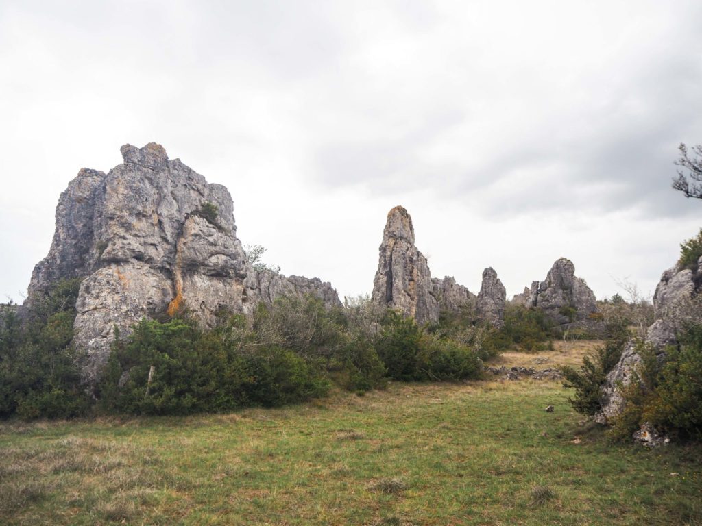 Randonnée contée sur le plateau du Larzac à Millau en Aveyron - Visiter Millau sur la terre et dans les airs