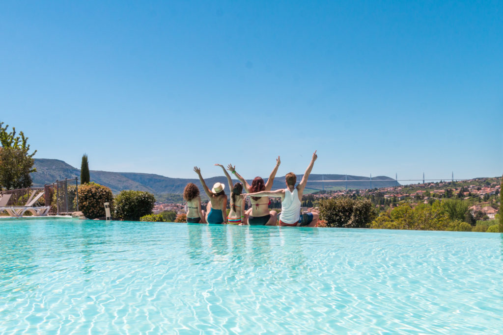 La piscine du Domaine Saint-Estève - Visiter Millau sur la terre et dans les airs