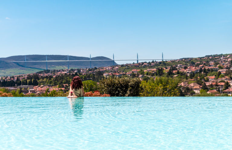 La piscine du Domaine Saint-Estève - Visiter Millau sur la terre et dans les airs