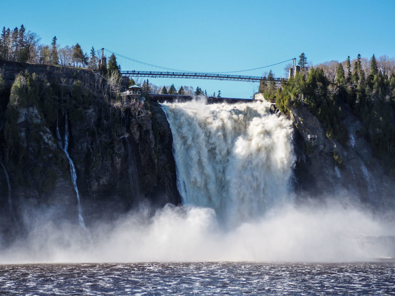 Parc de la Chute de Montmorency à Québec au Canada, dans sa toute puissance printanière