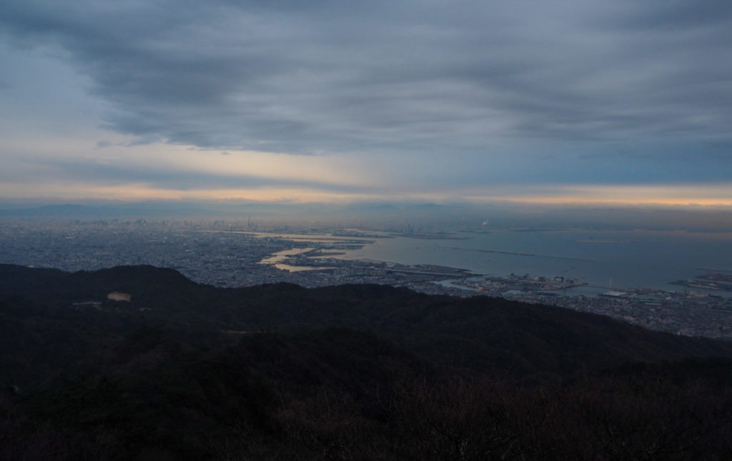 Le Mont Rokko sous la pluie - Visiter Kobe: une ville au coeur de la nature au Japon